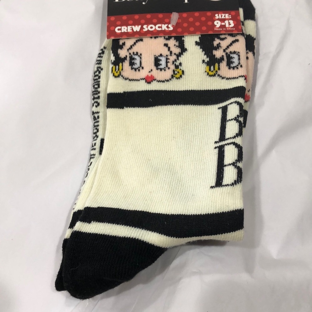 Betty Boop pale yellow & black crew socks fits sizes 9-13 new